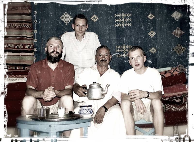 Czterej mężczyźni pijący herbatę w Maroku