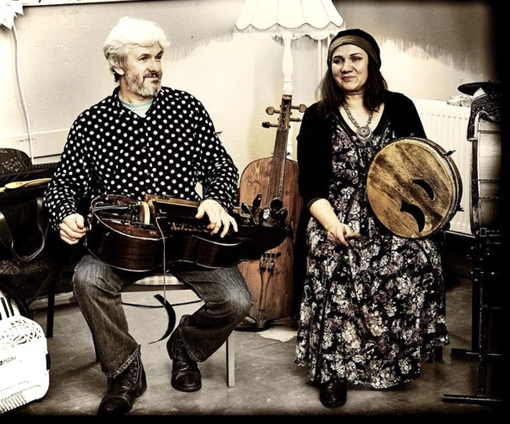 Muzycy grający na tradycyjnych instrumentach.