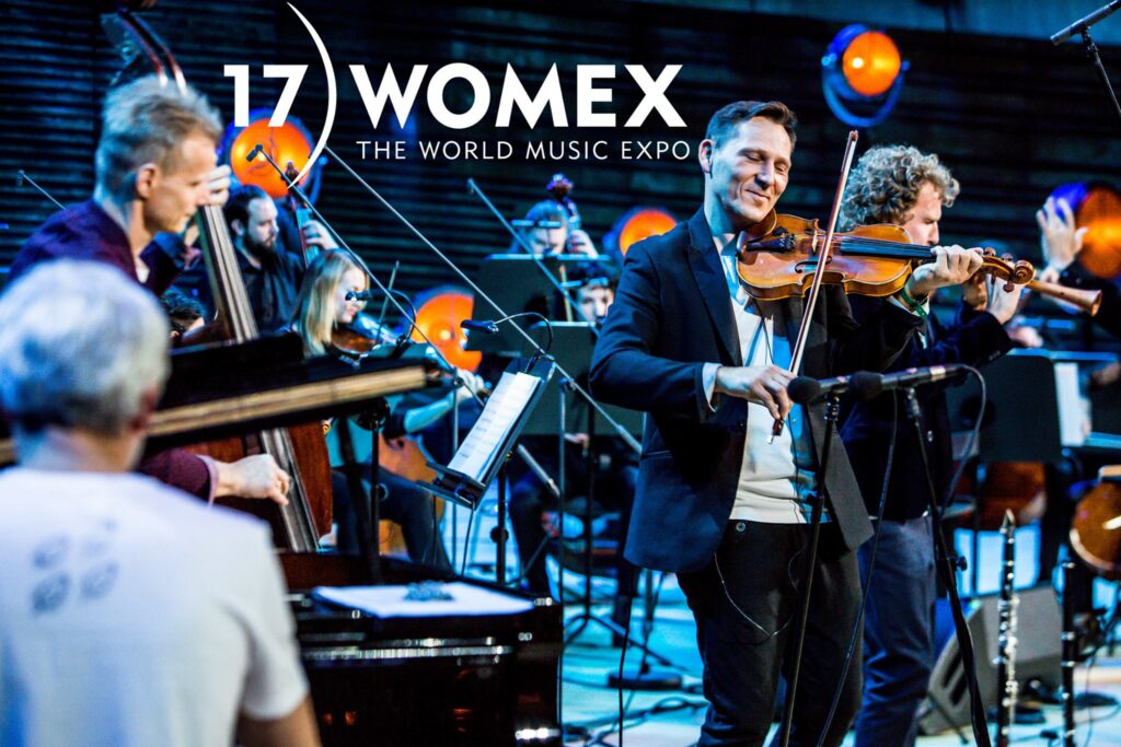 Muzycy występują na scenie podczas wydarzenia WOMEX