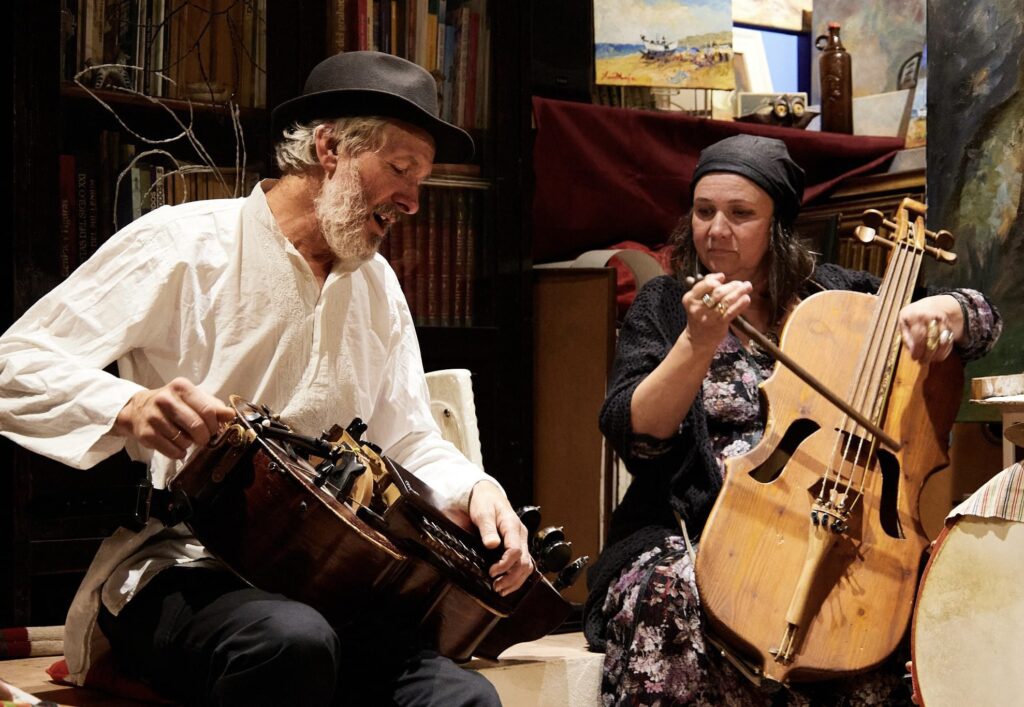 Muzycy grający na instrumentach w artystycznym wnętrzu