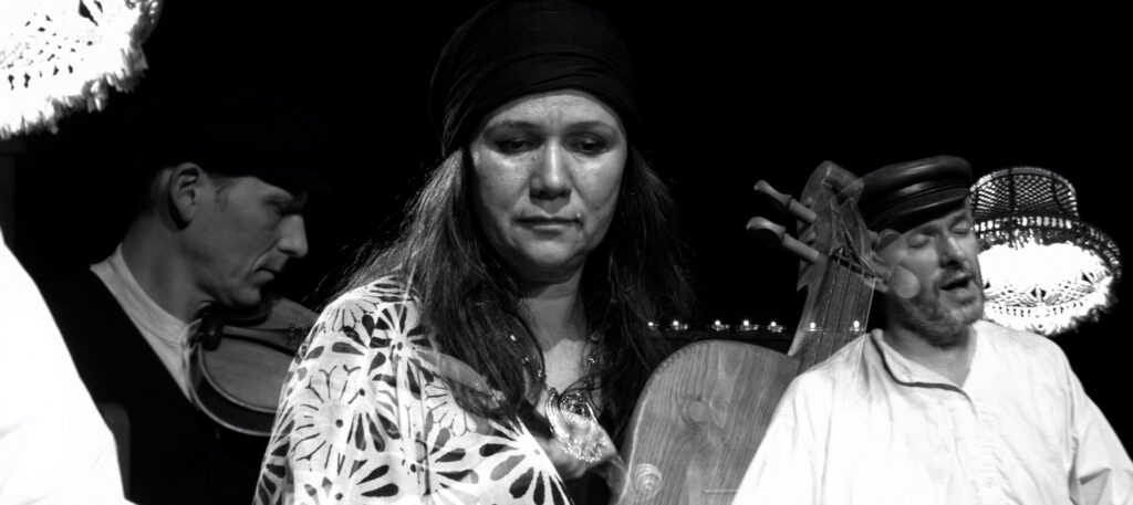 Muzycy w trakcie występu na scenie.