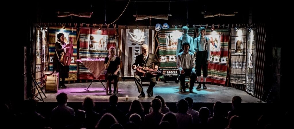 Występ teatralny z muzykami na scenie.