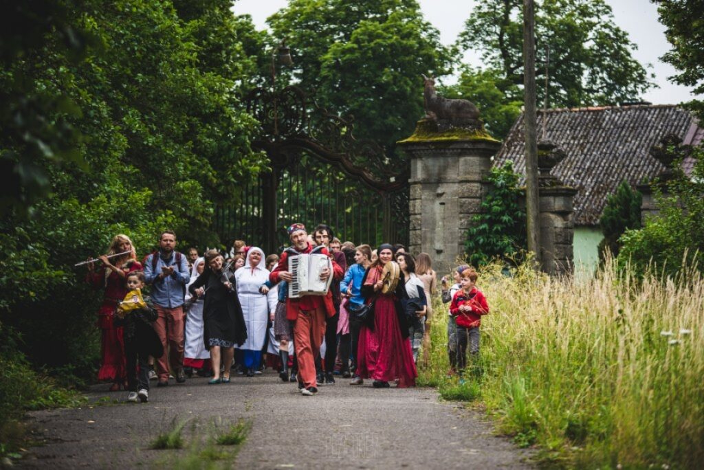 Grupa ludzi w strojach historycznych na ulicy