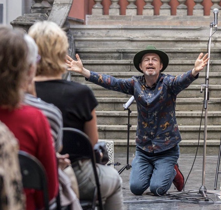 Artysta występujący przed publicznością na scenie.