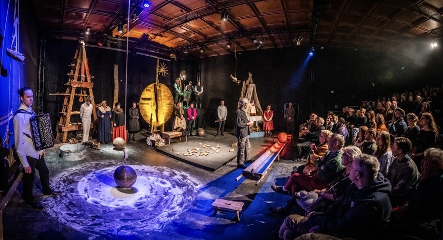 Spektakl teatralny z aktorami i widownią.