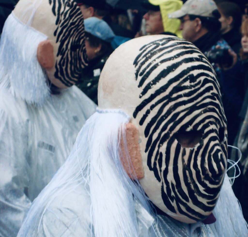 Maski z wyraźnym wzorem na festiwalu kulturalnym.