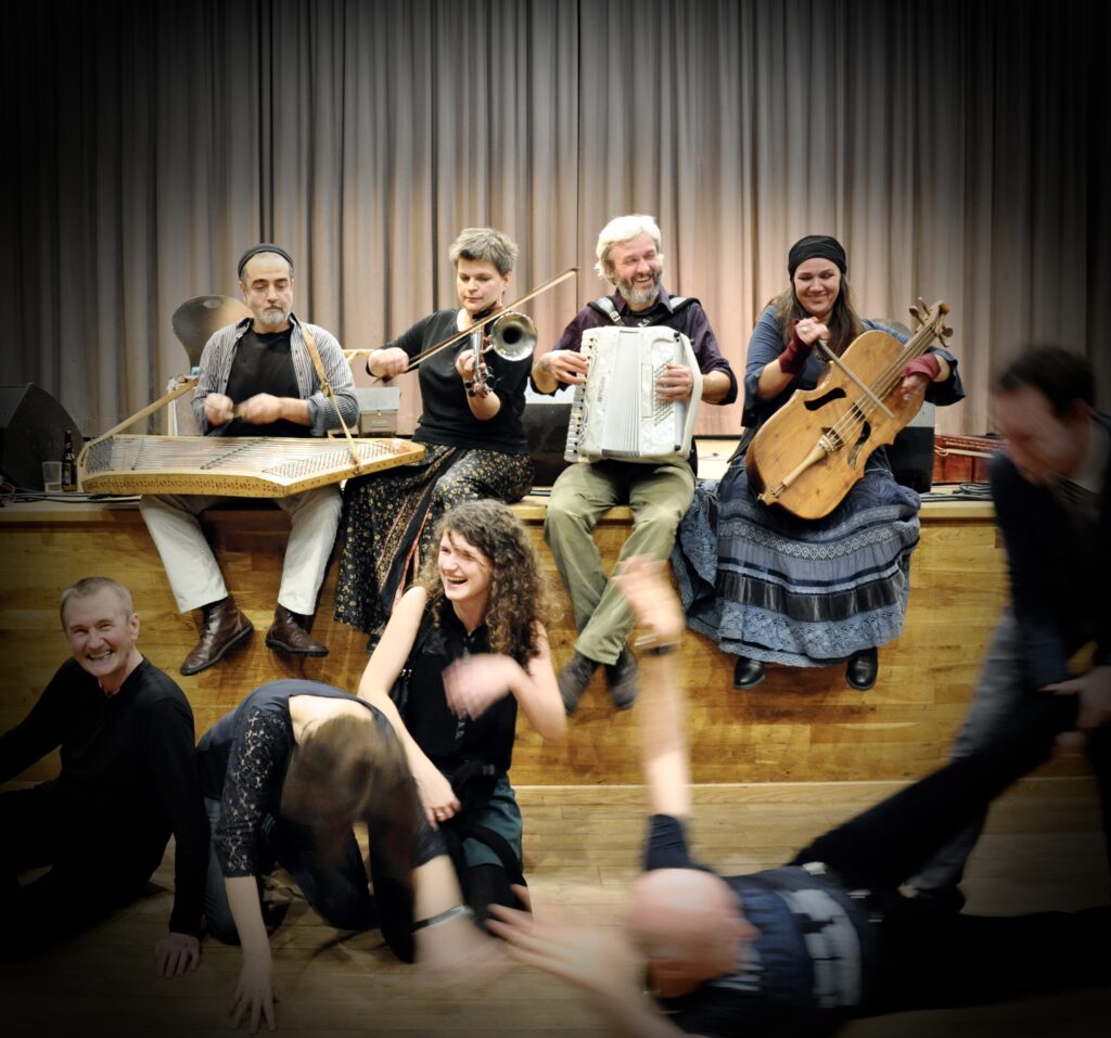 Muzycy grający na instrumentach podczas występu artystycznego