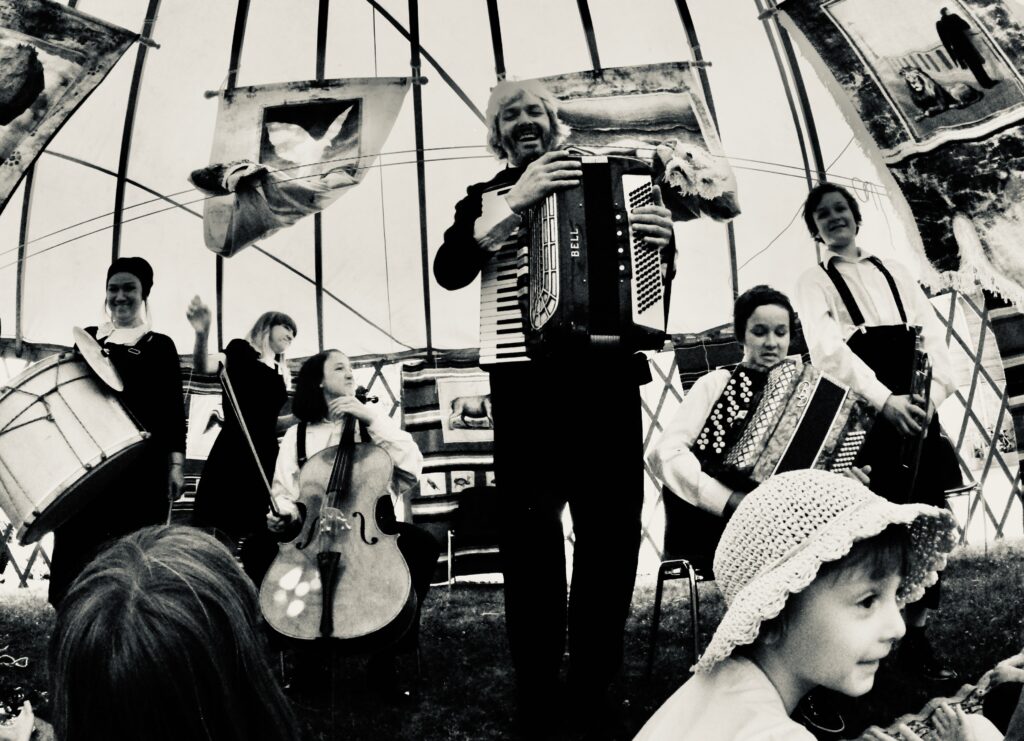 Muzycy grający na tradycyjnych instrumentach w namiocie.