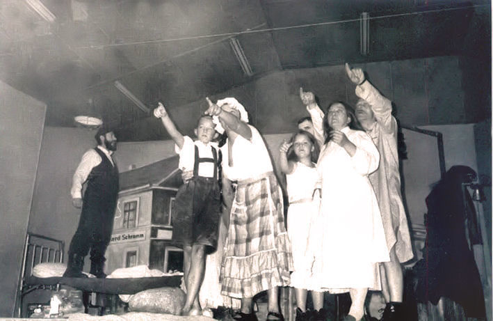 Aktorzy na scenie w przedstawieniu teatralnym