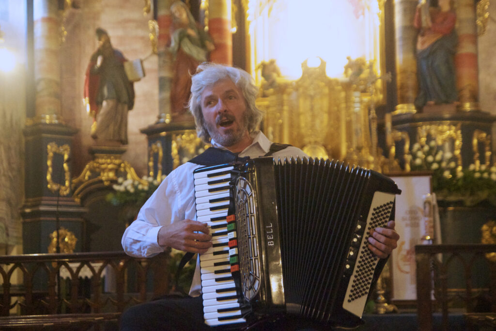 Muzyk grający na akordeonie w kościele.