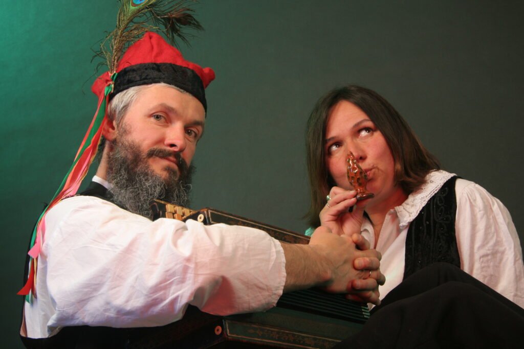 Muzycy w tradycyjnych strojach z instrumentami.