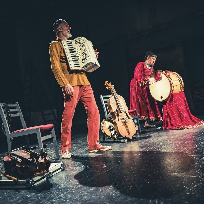 Muzycy na scenie grający na instrumentach.