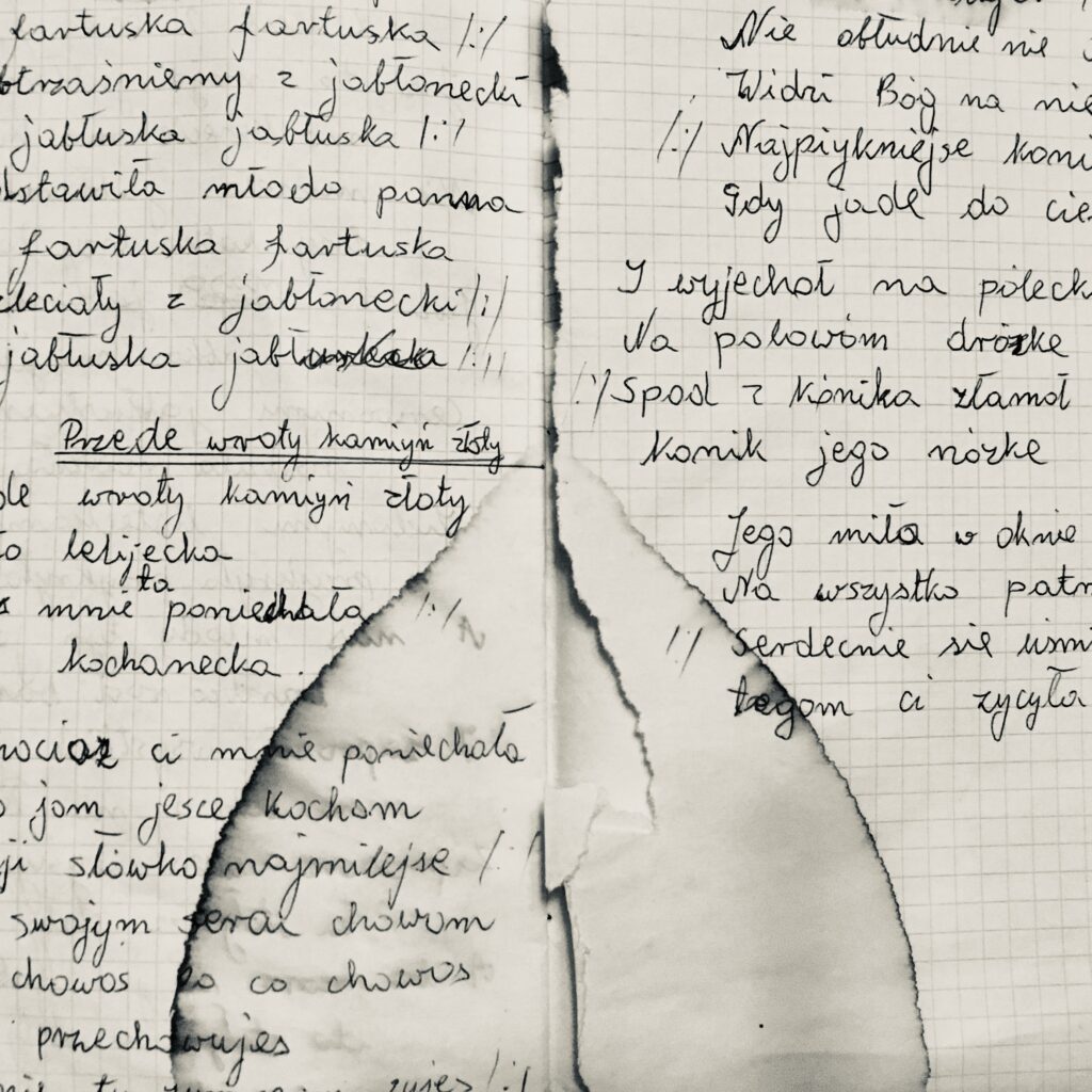 Nieczytelny zeszyt z ręcznymi notatkami w szkicach.