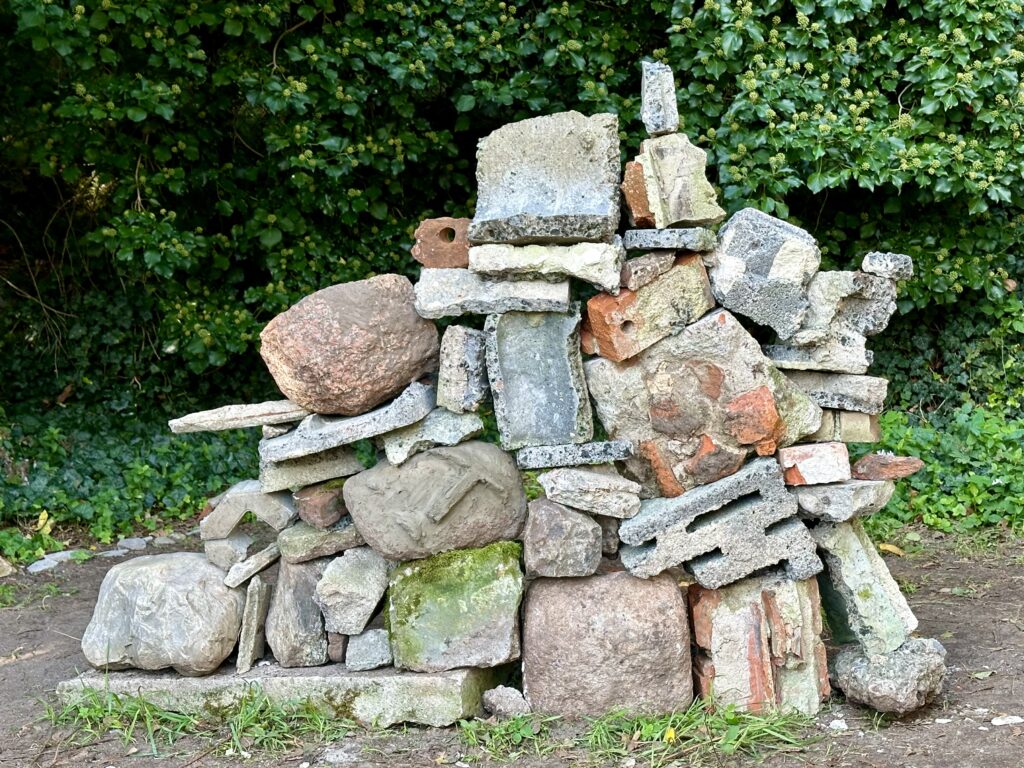 Stosy różnych kamieni w naturalnym otoczeniu.