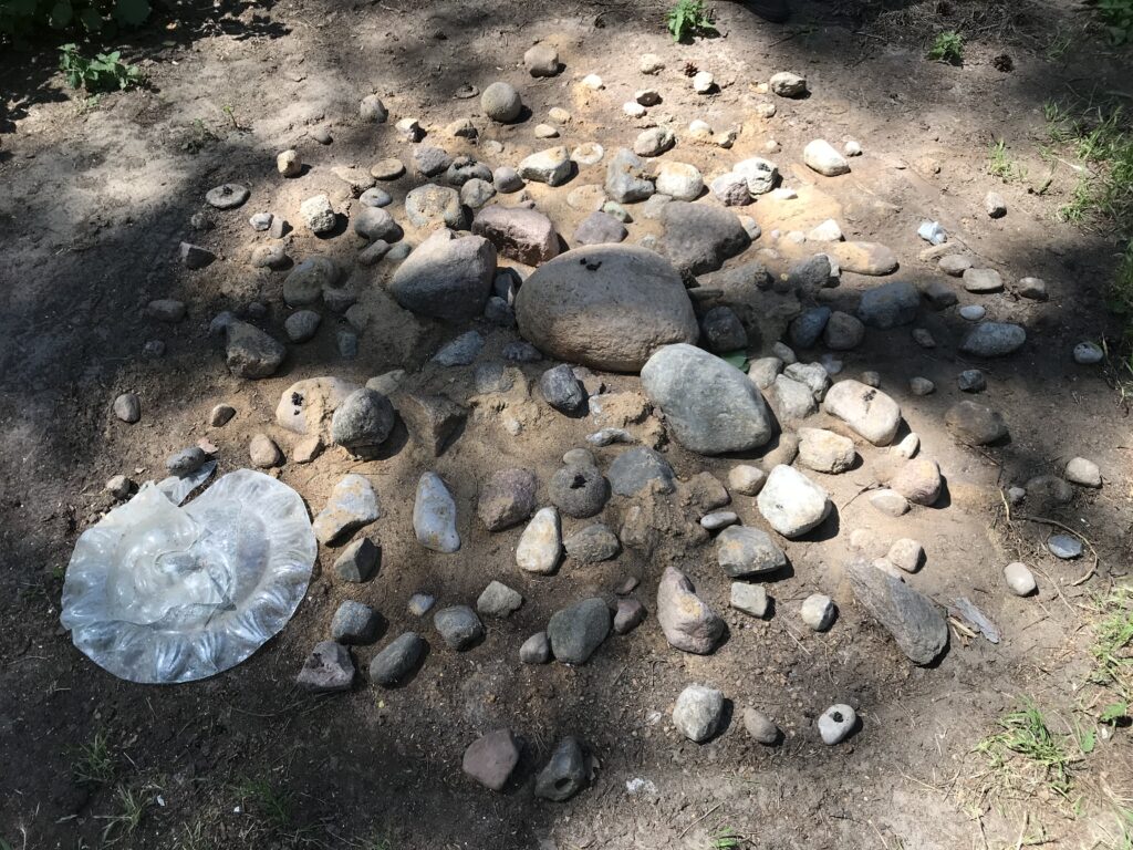 Zbiór różnych kamieni na ziemi