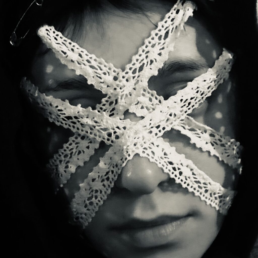 Artystyczne zdjęcie twarzy z koronką na oczach.
