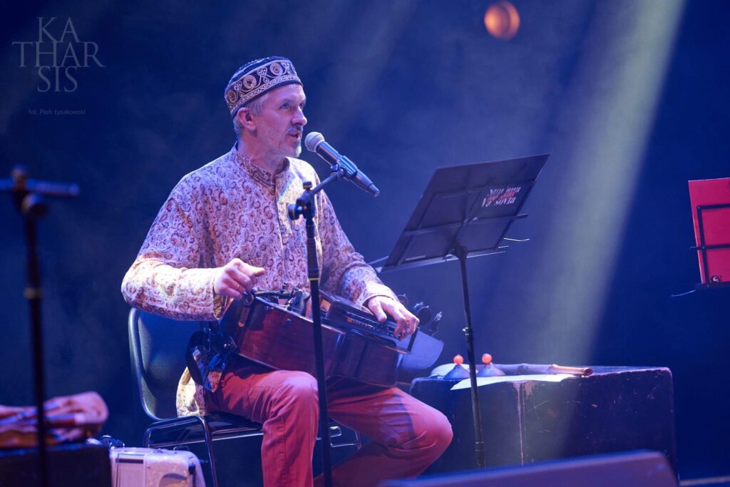 Muzyk grający na instrumencie w czasie koncertu