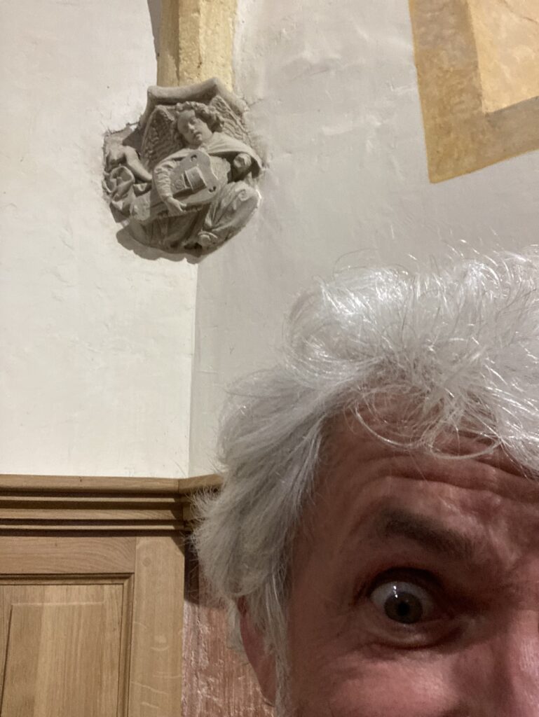 Rzeźba anioła w kościele z białą włosami