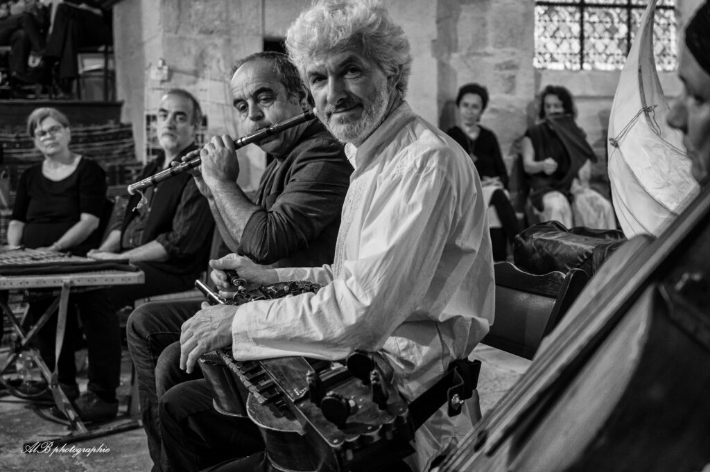 Muzycy grający na instrumentach w czarno-białym otoczeniu