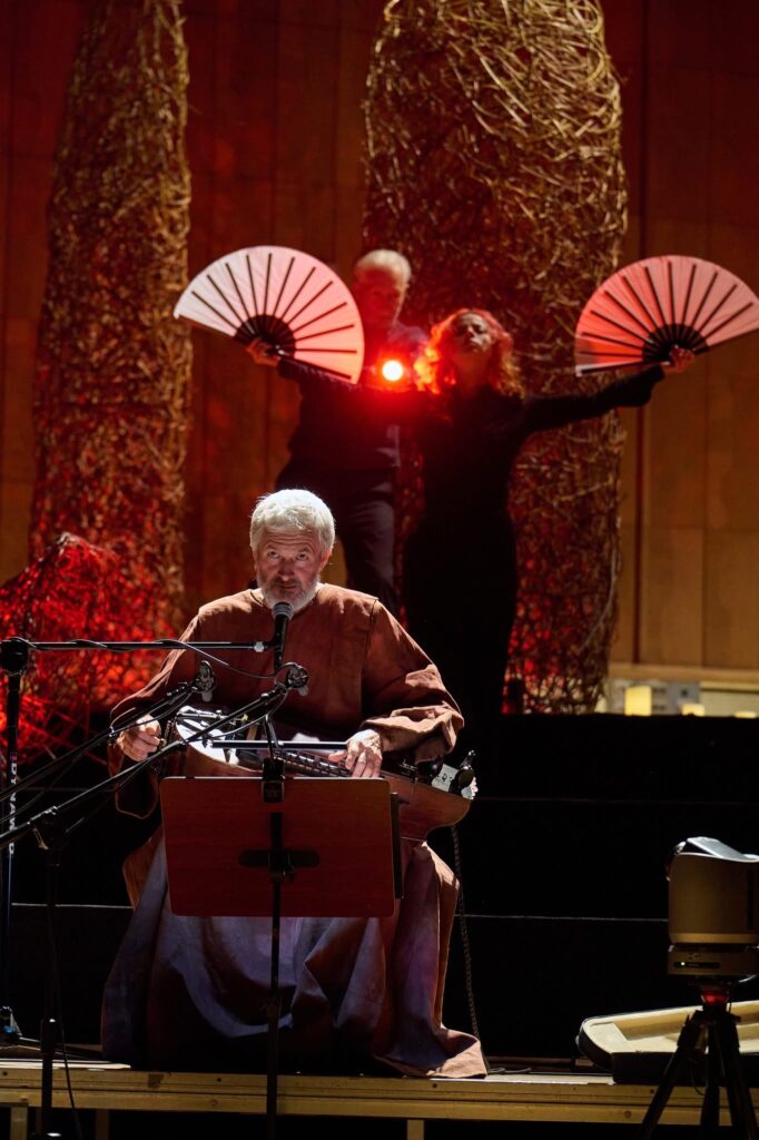 Muzyk grający na instrumencie podczas występu artystycznego.