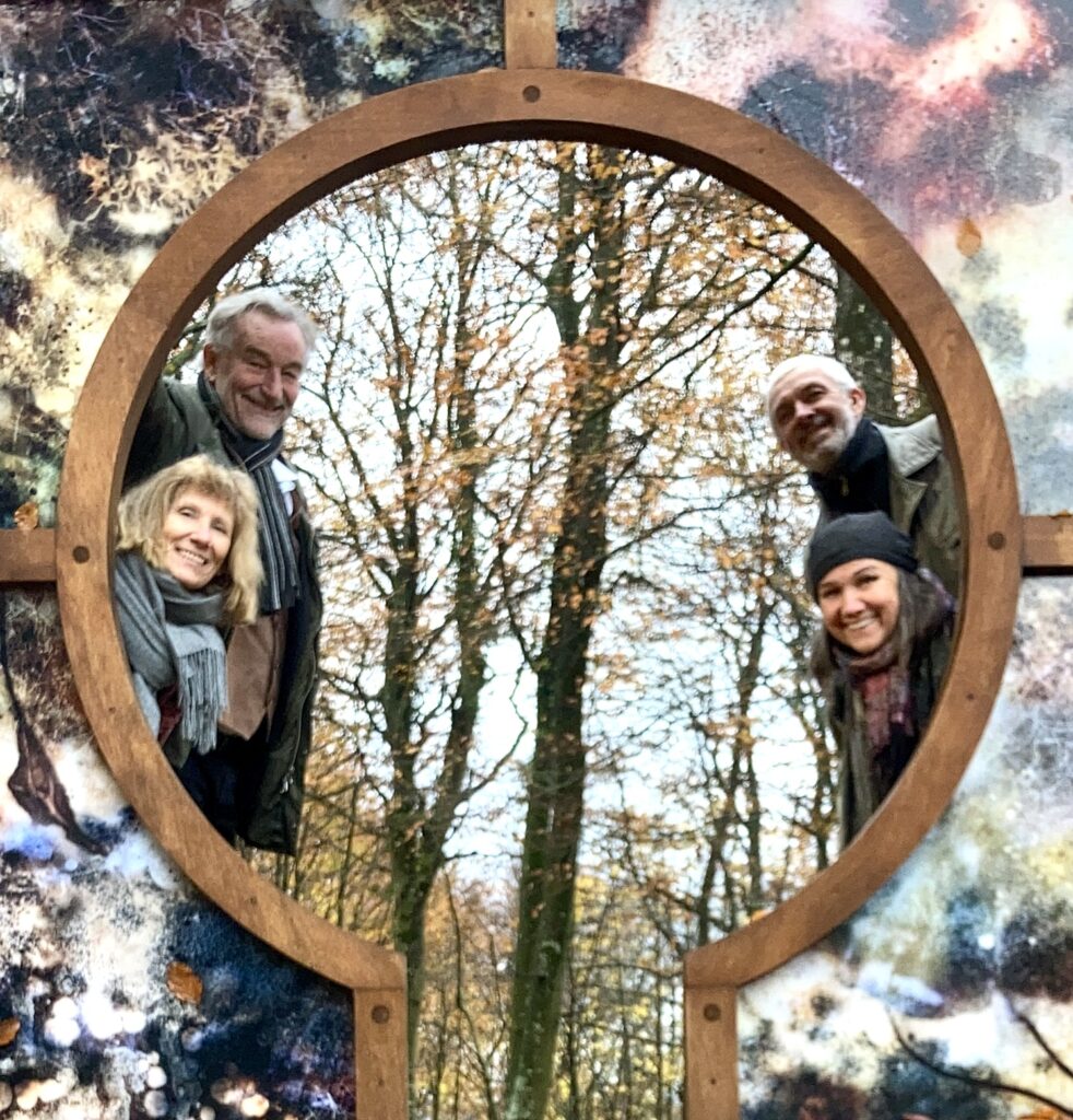 Cztery osoby w lesie, w oknie naturalnym.