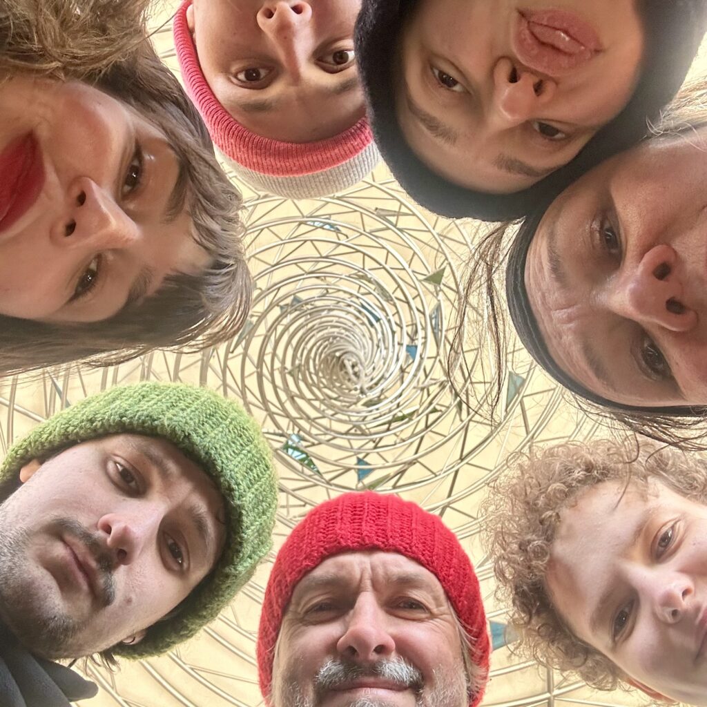 Grupa ludzi w nakryciach głowy, zdjęcie z góry.