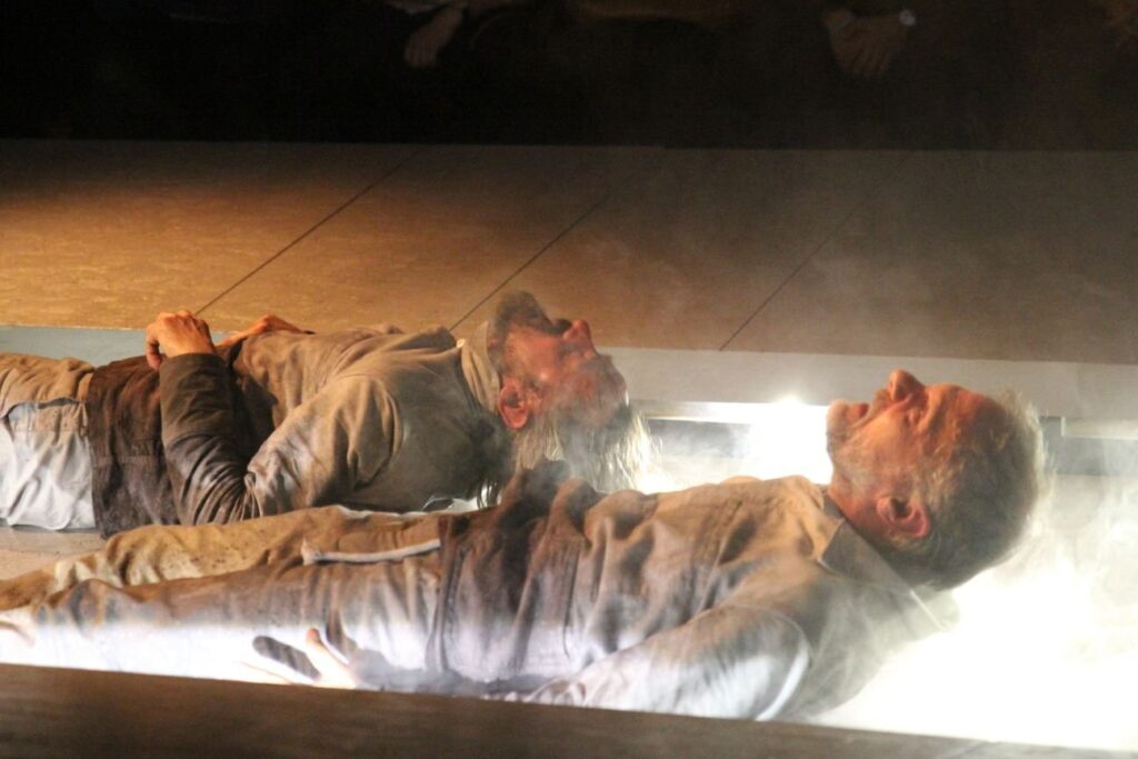 Dwaj mężczyźni leżą w chmurze mgły.