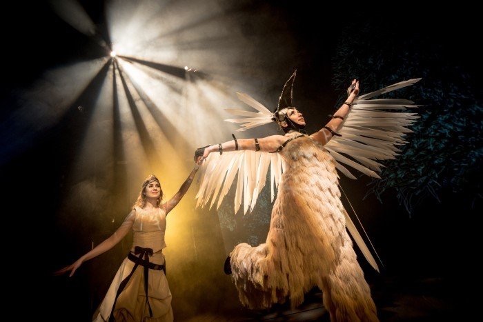 Dwóch artystów w spektakularnych strojach teatralnych.