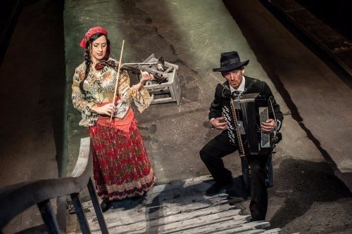 Muzycy grający na skrzypcach i akordeonie