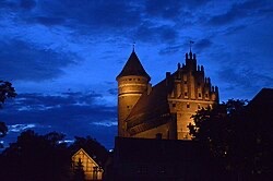 Zamek o zachodzie słońca w nocnym niebie