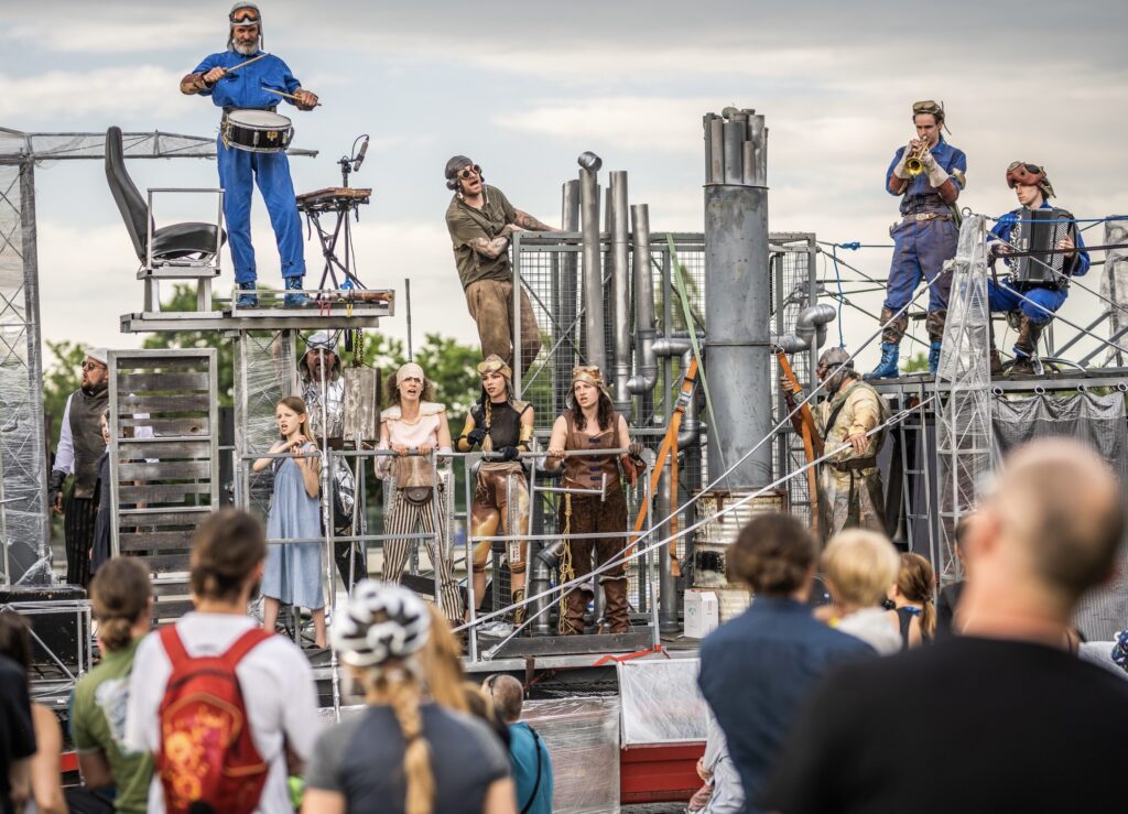 Wydarzenie artystyczne z muzykami na scenie