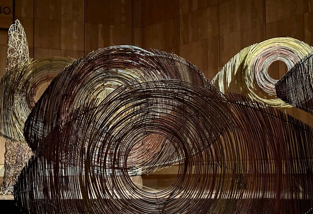 Abstrakcyjna instalacja artystyczna z metalowych prętów.