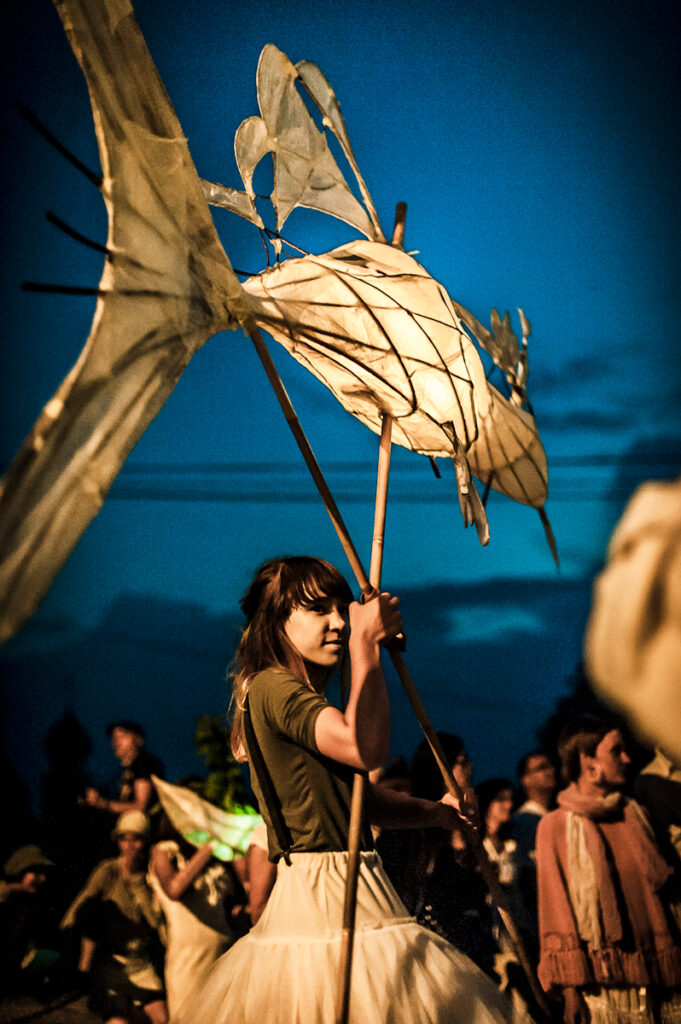 Uczestnicy festiwalu z lampionami w nocy