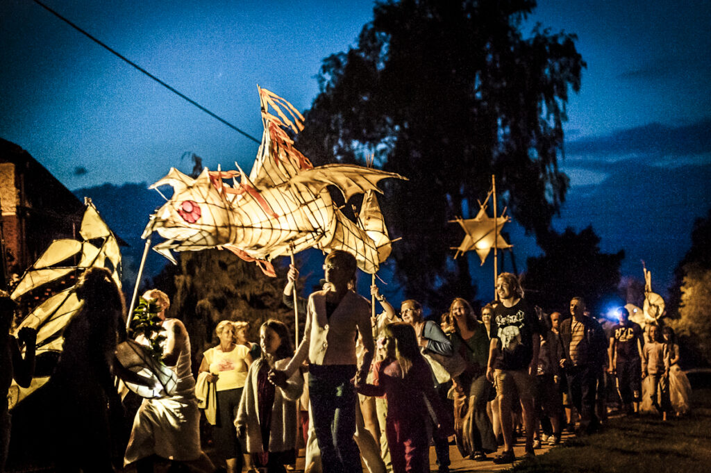 Parada z latarniami w nocy w gminie.