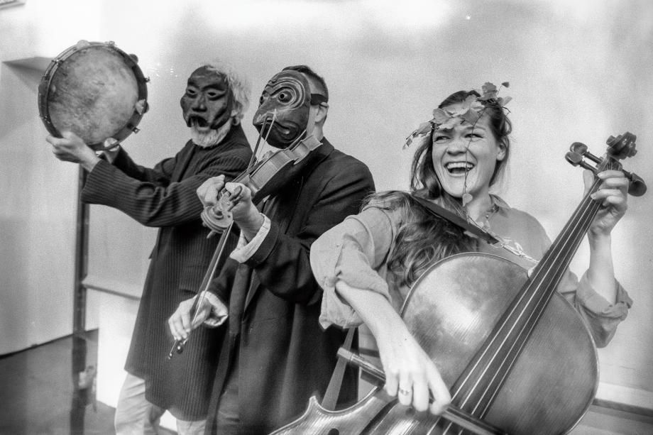 Muzycy w maskach podczas występu artystycznego.