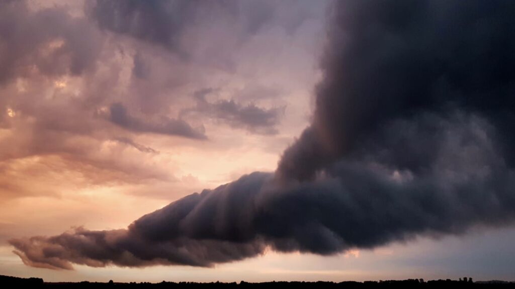 Zjawiskowe chmury na tle zachodzącego słońca
