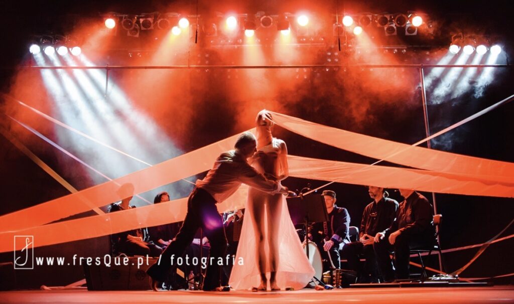 Występ artystyczny z efektownymi światłami i materiałami