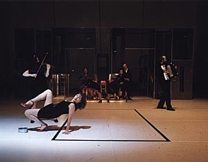 Performans artystyczny z muzyką na żywo.